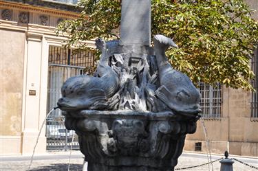 Fontaine des Quatre Dauphins