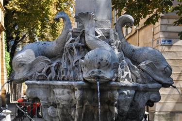 Fontaine des Quatre Dauphins