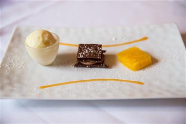 Ermitage des Ravet, Superposition de fines feuilles de chocolat rio huimbi 62%, mangue et citron vertCoulis de papaye, sorbet ananas gingembre