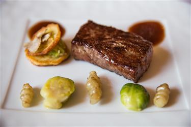 Ermitage des Ravet, Entrecôte de boeuf wagyu n°9Crêpe de truffe blanche et colrave, compotée de chou marcelin