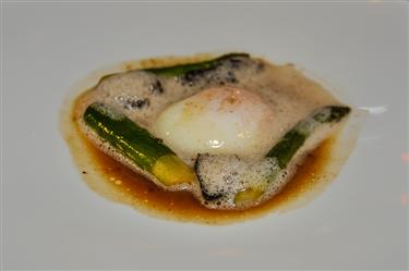 PRIEURE ASPERGES DE PAYS BRAISEES AU JUS DE VIANDE, OEUF DE POULE FERMIER CUIT A BASSE TEMPERATURE AU PARFUM DE MORILLES