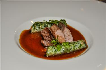 LE PRIEURE FILET MIGNON D'AGNEAU ROTI EN COCOTTE, CANELLONI DE BROUSE AUX HERBES DU MAQUIS, JUS REDUIT1767